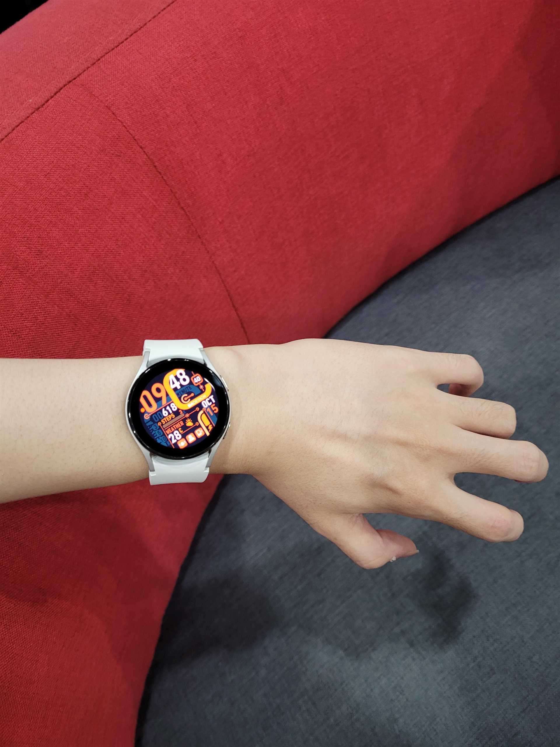 User Reviews and Experiences with Galaxy Watch on Small Wrists